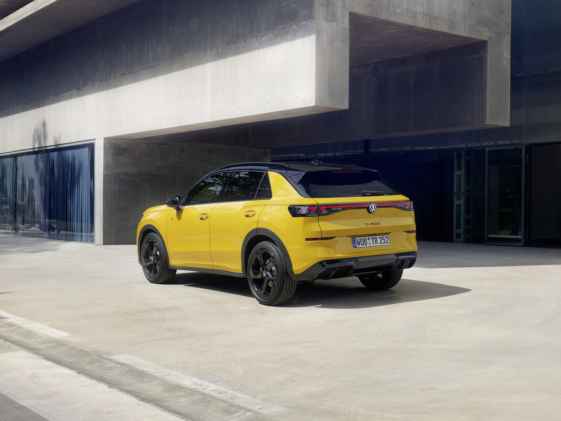 Nuova Volkswagen T-Roc 2026 vista posteriore gialla